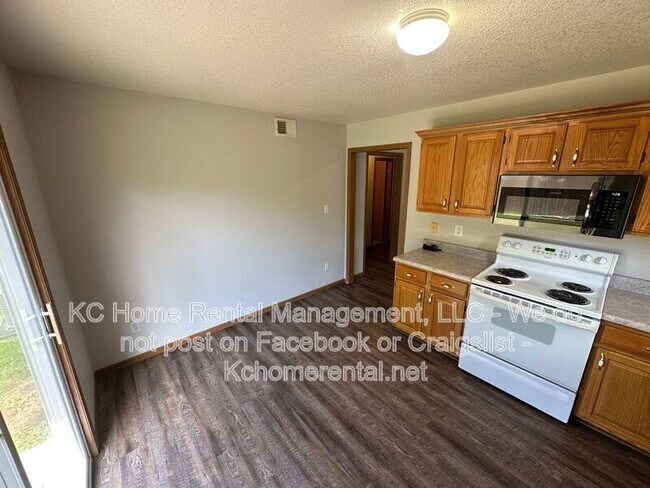 Building Photo - 709 SE Drew Ct