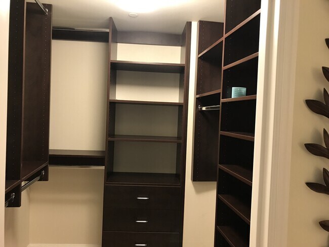 Building Photo - UNFURNISHED Turnberry Towers East-Phenomenal Upscale 1 Bdrm/1.5 Bath Condo on 17th Floor!