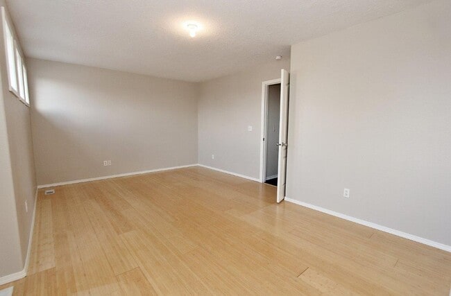 Building Photo - Clean home in Quiet Neighborhood
