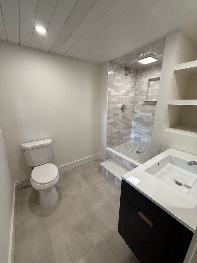 Building Photo - 185 Landor Dr