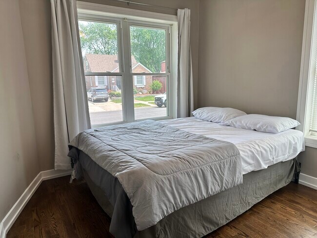 Building Photo - 9520 S Ridgeway Ave