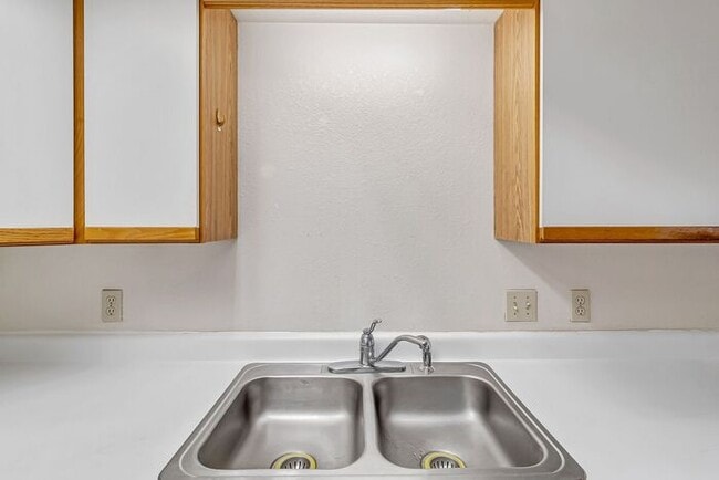 Building Photo - Charming 2-bedroom, 2-bathroom townhome with a 1-car garage