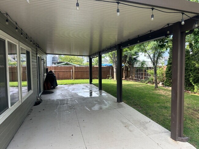 Building Photo - "Spacious 4-Bedroom Gem with 2.5 Bathrooms...