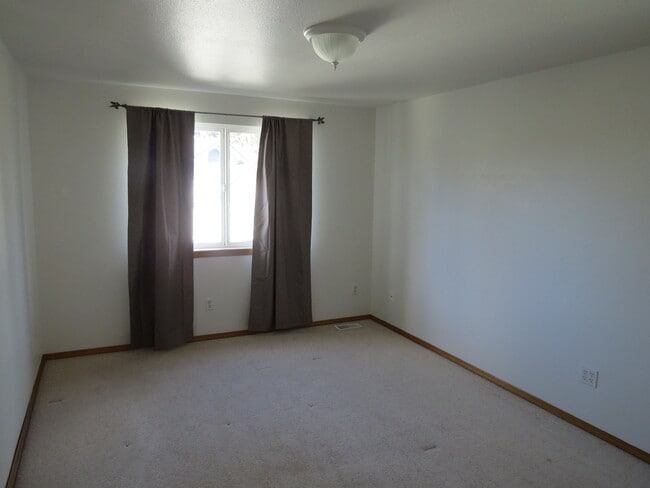 Building Photo - Beautiful 3 Bedroom, 2.5 Bathroom Home on ...