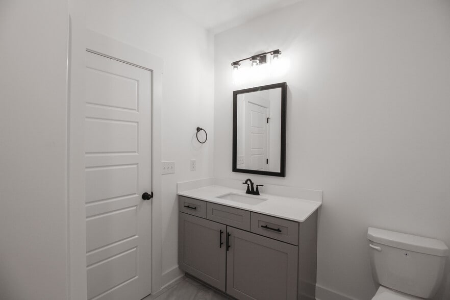 Building Photo - 2036 Warbler Dr