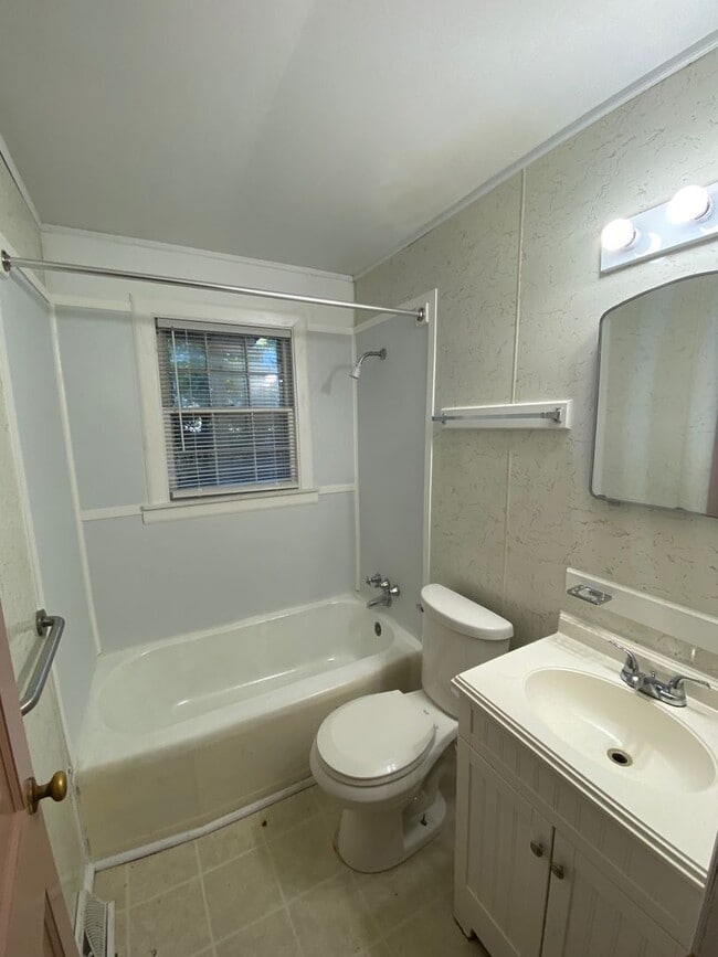 Building Photo - Northeast Home