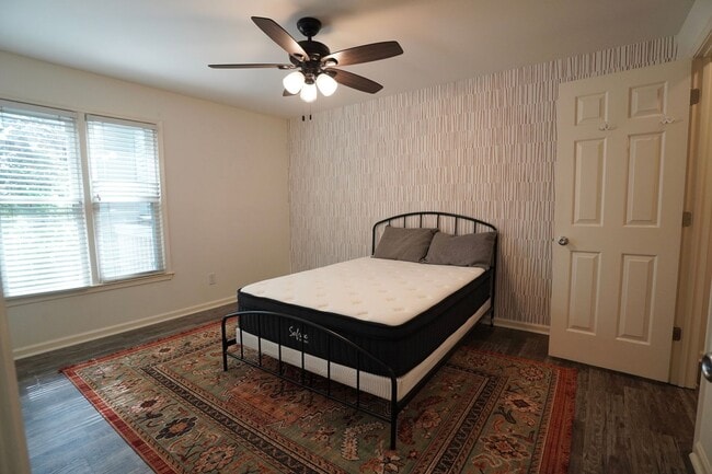 Building Photo - 2 Bed 2 Bath in Desirable Green Hills!