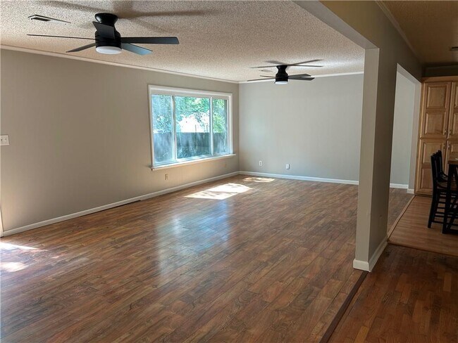 Building Photo - 1237 N Vista Pl