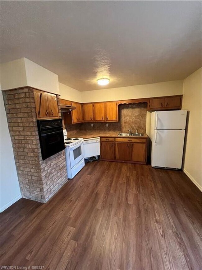 Building Photo - 2100 Magnolia Bend