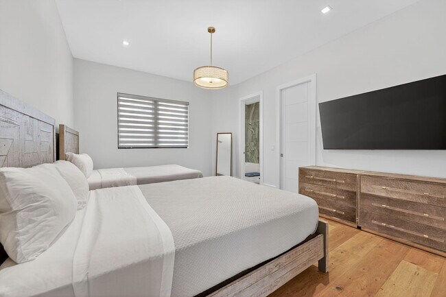 Building Photo - 785 NE 70th St