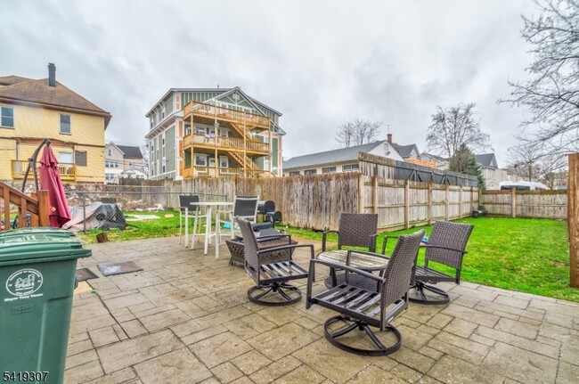 Building Photo - 860 Lyons Ave