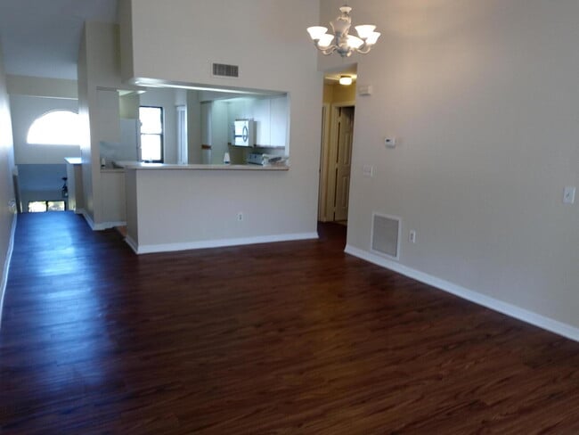 Building Photo - 1237 Country Club Dr