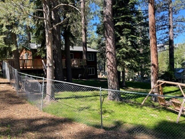 Building Photo - Charming pet friendly home available for a...