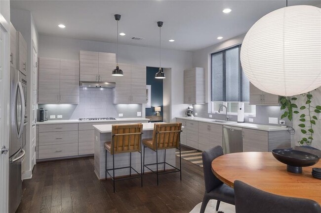 Building Photo - 6021 Seville Dr