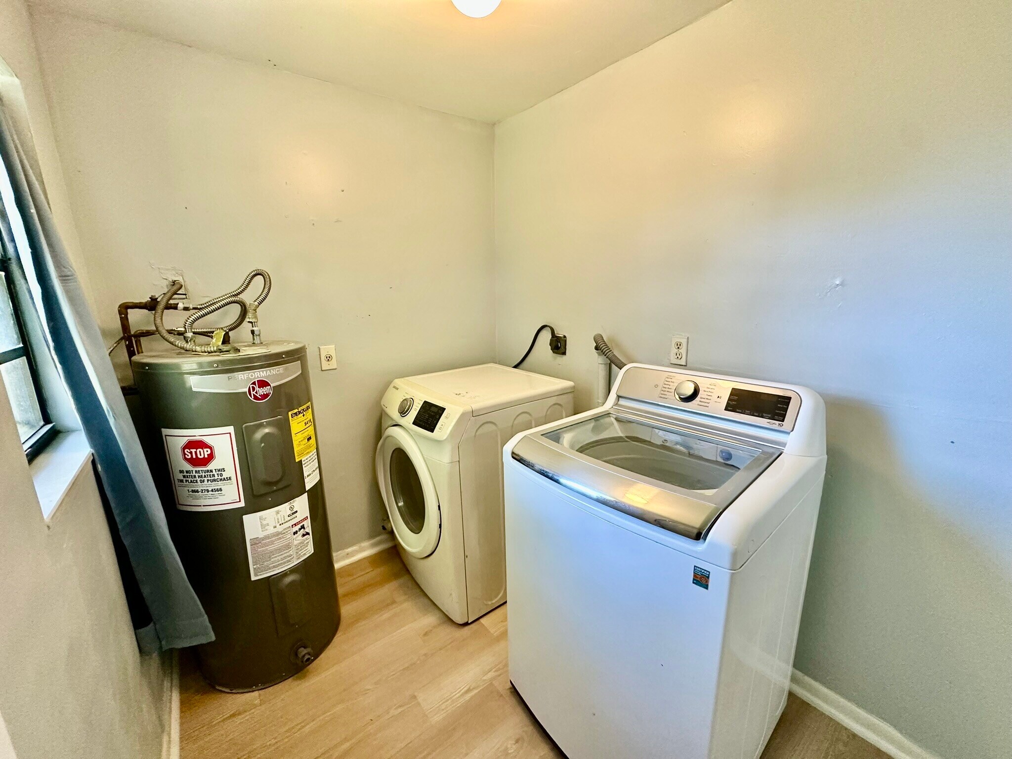 Building Photo - 15920 Bunche Park School Dr