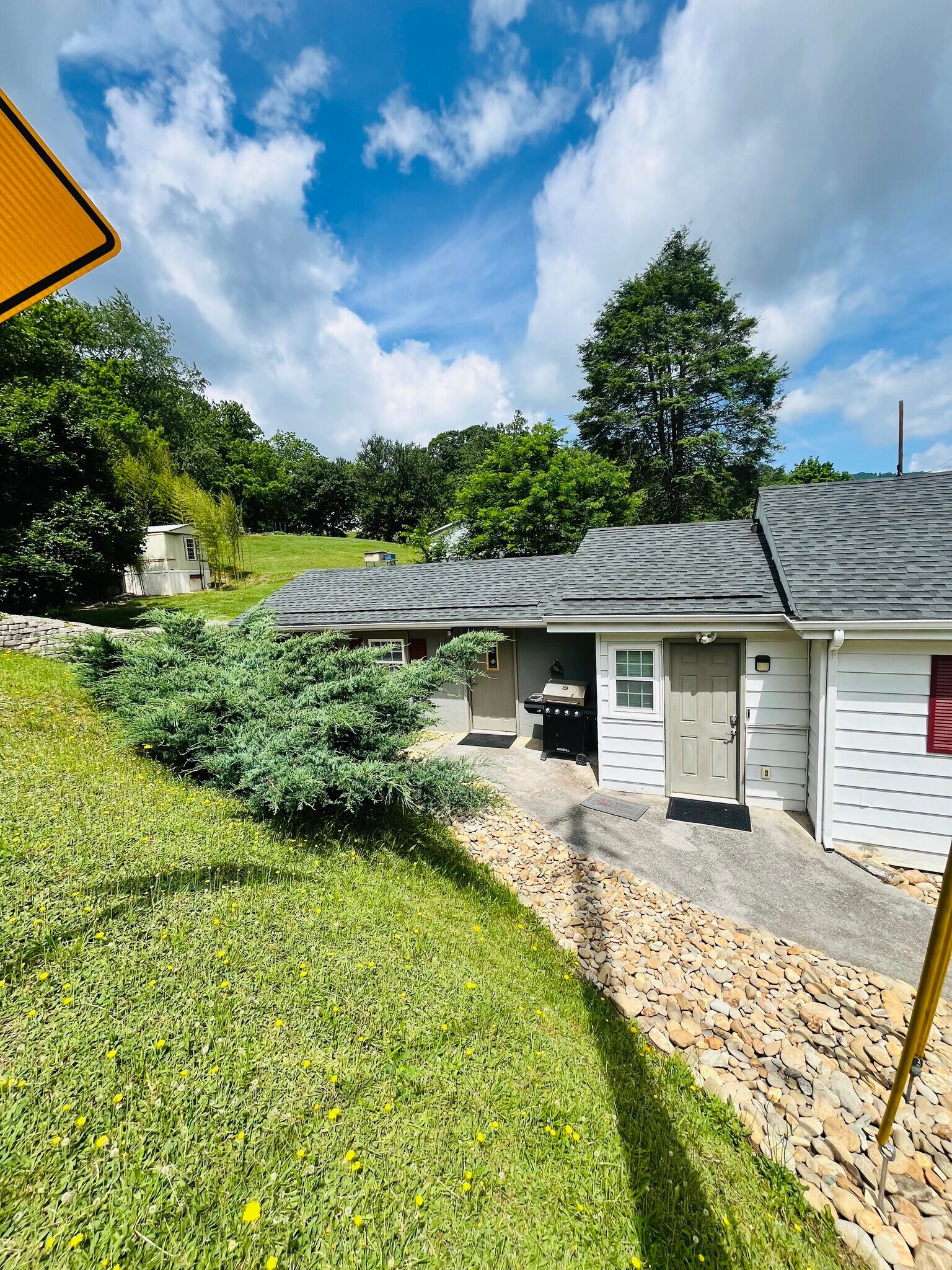 Building Photo - 305 Starnes Cove Rd