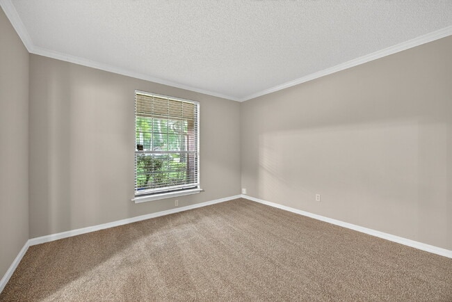 Building Photo - Spacious 3BR Home with Fireplace, Garage & Private Yard