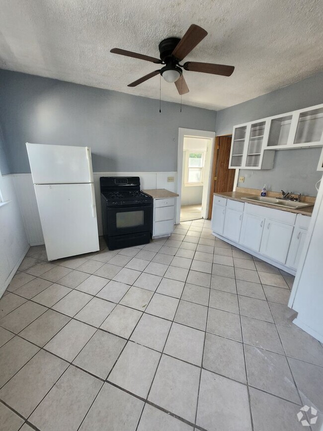 Building Photo - Upper 2 bedroom unit with all utilities in...