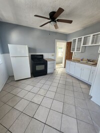 Building Photo - Upper 2 bedroom unit with all utilities in...