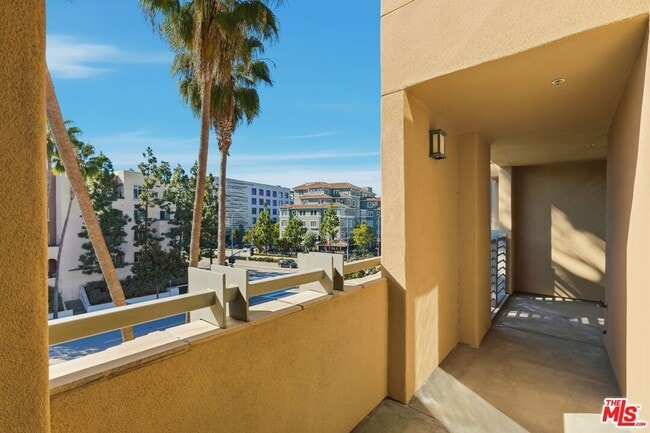 Building Photo - 5831 Seawalk Dr