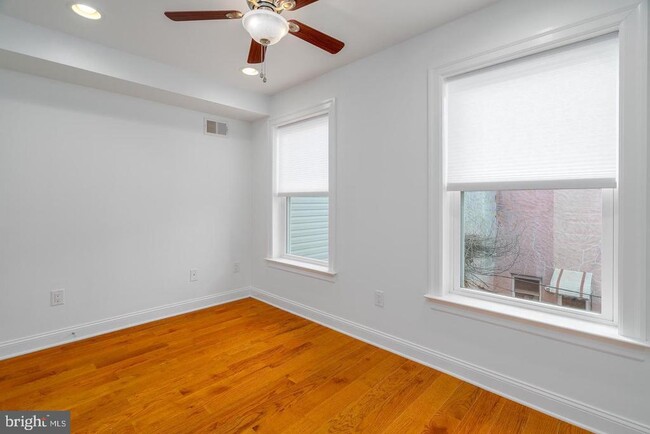 Building Photo - 623 Emily St