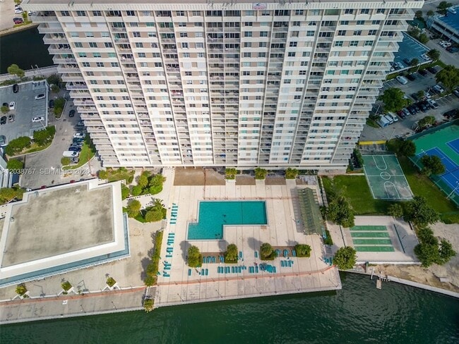Building Photo - 300 Bayview Dr