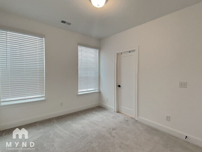 Building Photo - 828 S Columbia Dr