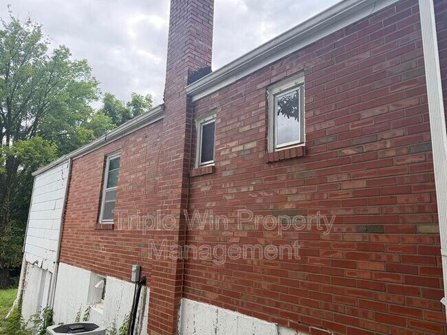Building Photo - 8126 Albin Ave