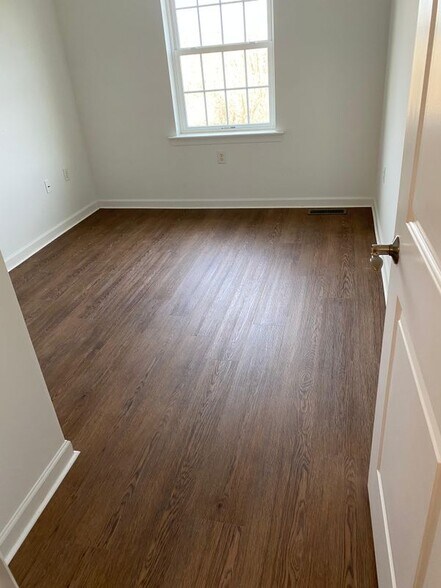 Building Photo - 455 Kentwell Dr