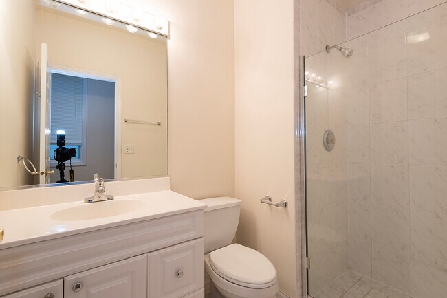 bath - 1531 N Paulina St
