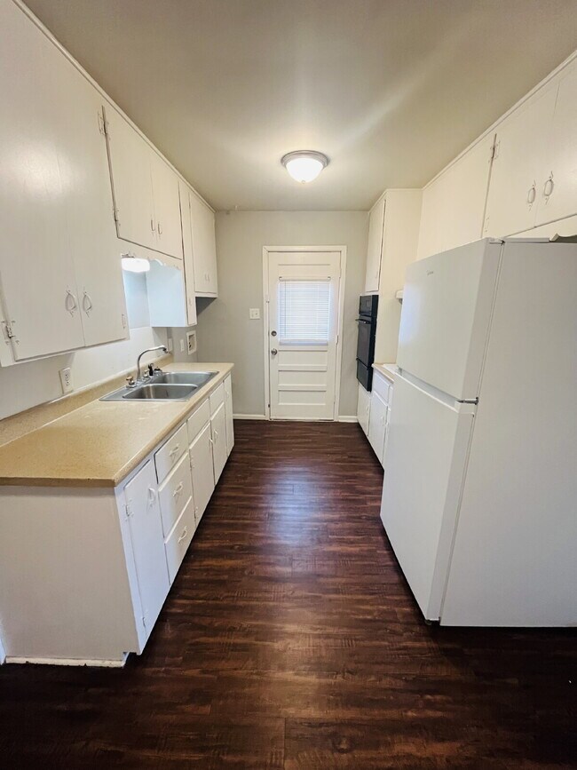 Building Photo - Cute 2 Bedroom Duplex