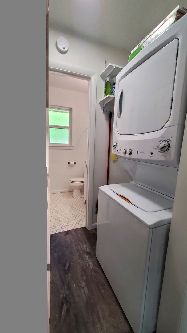 Building Photo - (2) Bed/(1) Bath Updated and Located just East of Campus Avail 8/11!