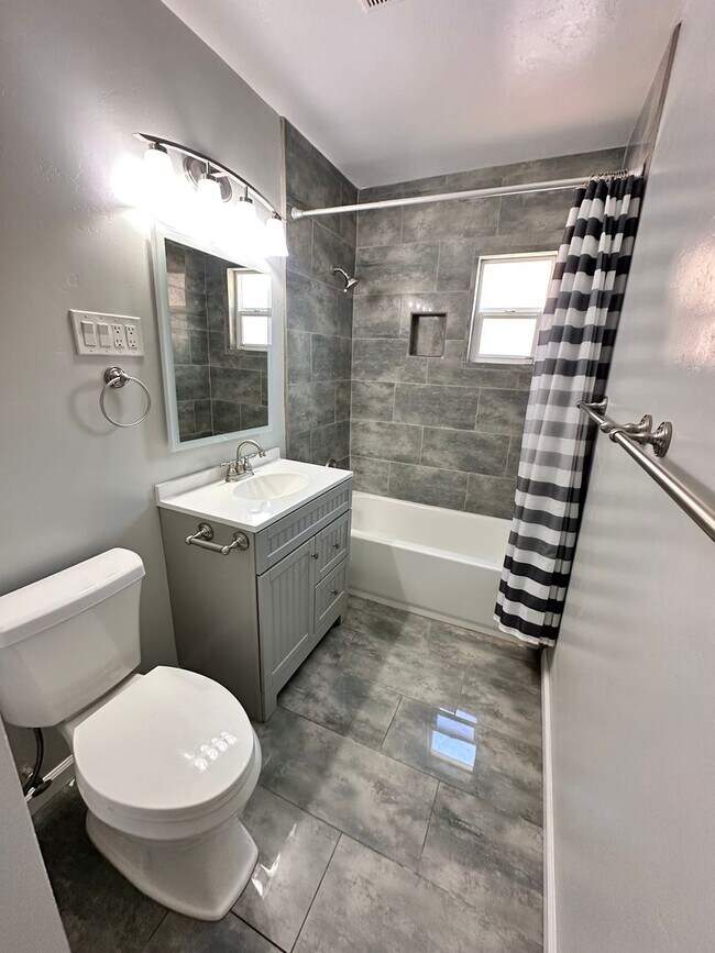 Building Photo - 2120 La Veta Dr