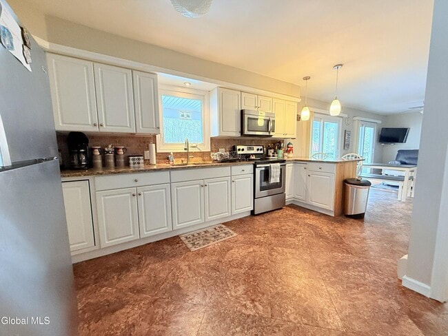 Building Photo - 23 Hillcrest Dr