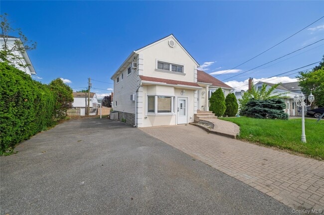 Building Photo - 561 Woodbury Rd