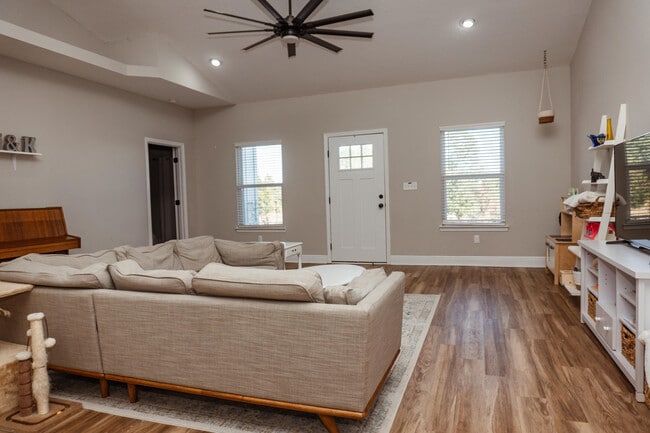 Building Photo - 2810 Pinnacle Point Dr