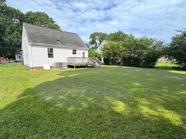 Building Photo - CHARMING 4-BEDROOM, 2-BATH COTTAGE-STYLE HOME IN HAMPTON, VA!