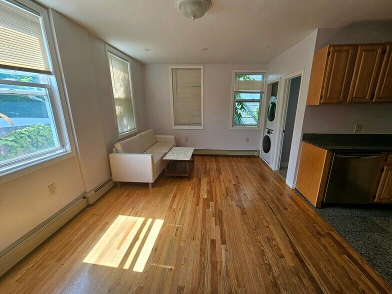 Building Photo - 5 River St