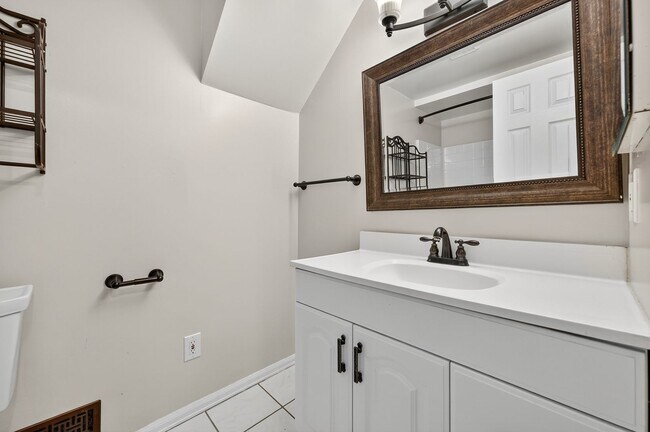 Building Photo - For Rent: Charming 4-Bedroom Tri-Level in ...