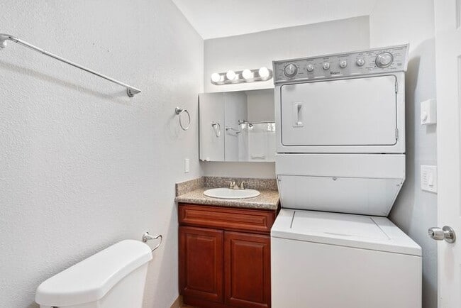 Building Photo - 2 bedroom 1 bath with washer/dryer include...