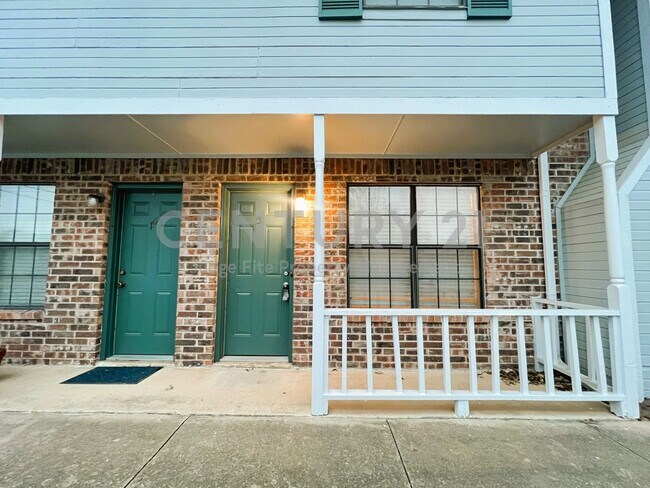 Building Photo - Lovely 2-Story 2/2.5 Condo in Denton For Rent!