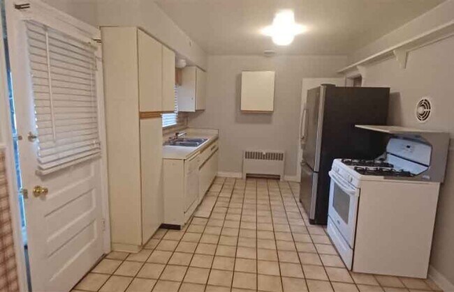 Building Photo - 1342 Spring Lawn Ave