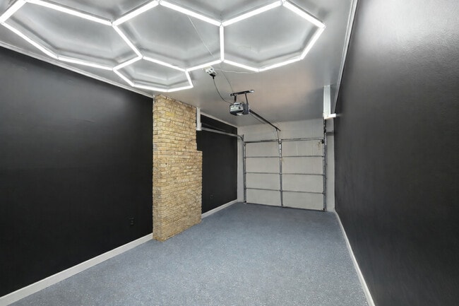 Building Photo - 910 S Golf Cul De Sac St