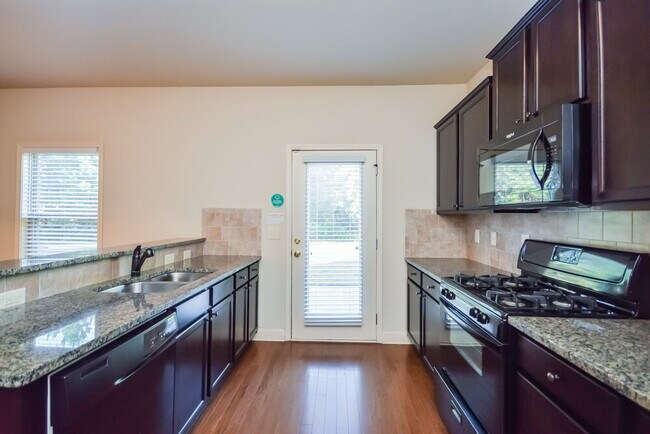 Building Photo - 590 Roland Manor Dr
