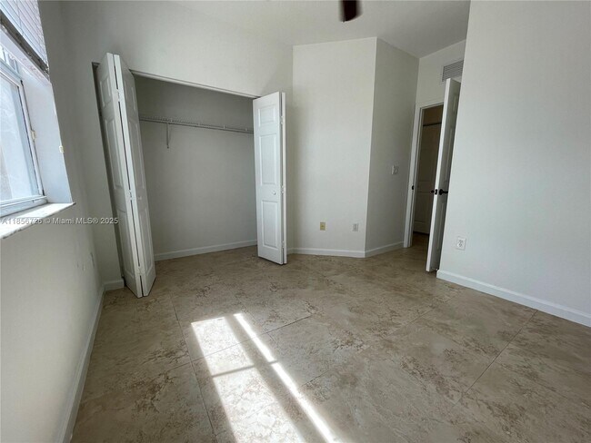 Building Photo - 968 NE 41st Pl