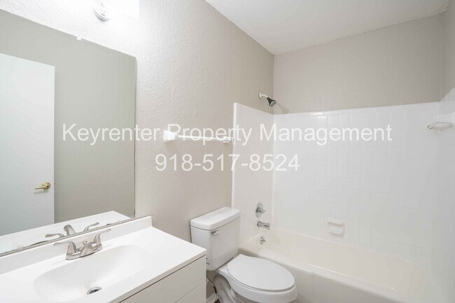 Building Photo - 3 Bed / 2 Bath / Near Tulsa Arts District