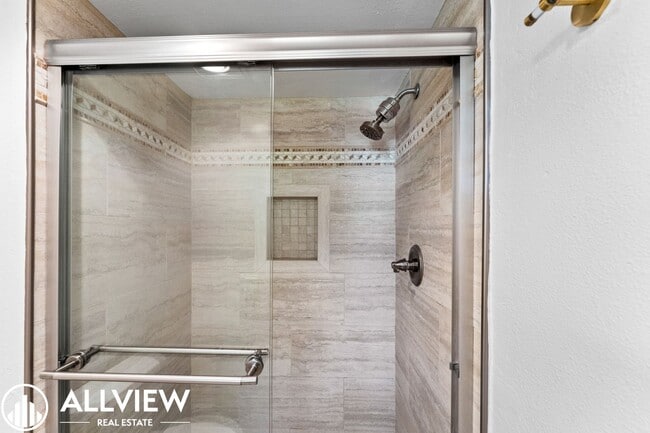 Building Photo - Gorgeous 3 Bed/2.5 Bath in Newport Beach Available Now!