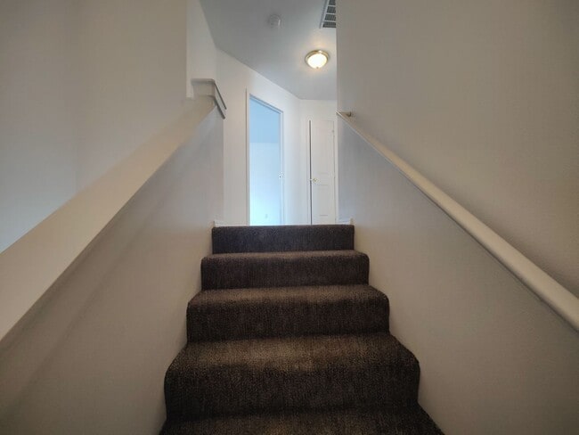 Building Photo - Spacious 3 bedroom 2.5 Bath Townhouse with...