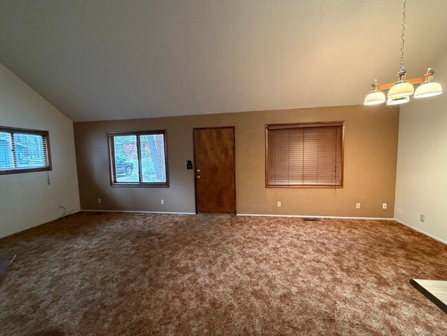 Building Photo - 3 Bed, 2 Bath Home Located In-Town and Close to Conveniences