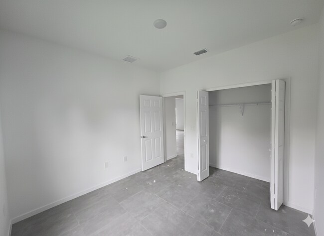 Building Photo - Large 3 Bedroom, 2 Bath + Den